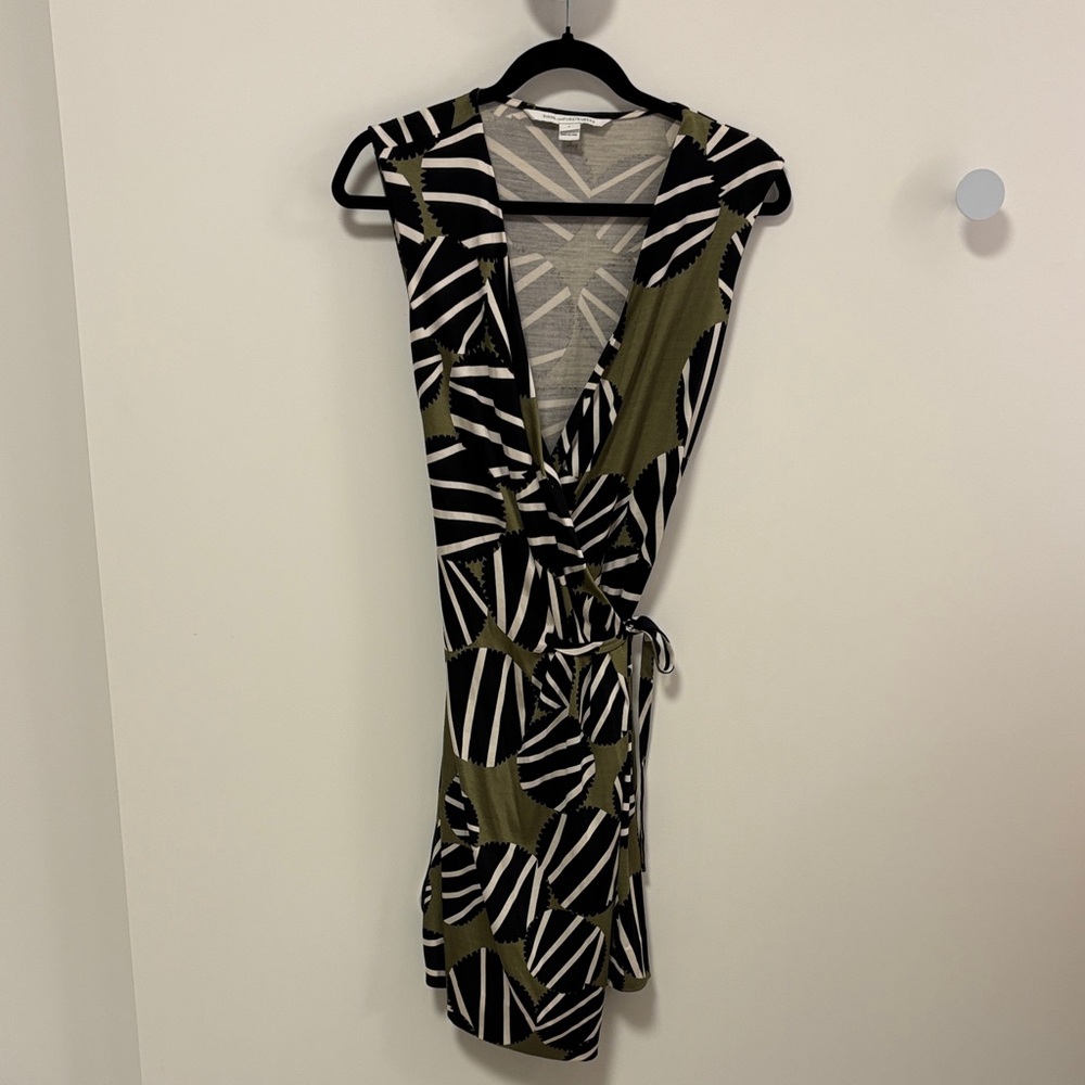 Diane Von Furstenberg Callista Black and Green Asymmetrical Dress size 4
